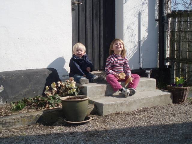 Ebba och Viktor myser i solen